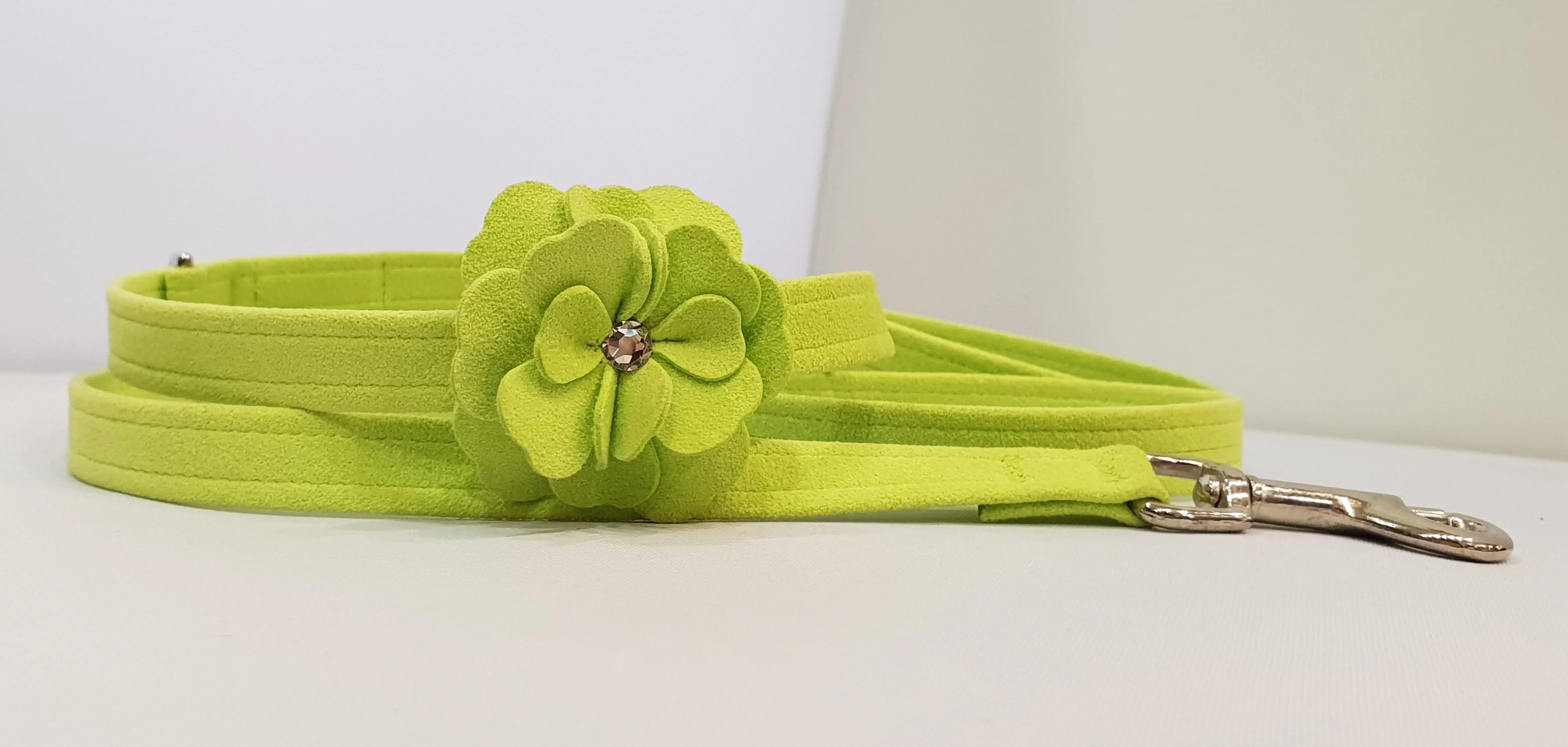 Kiwi Microsuede 1/2" x 4' Leash - Flower